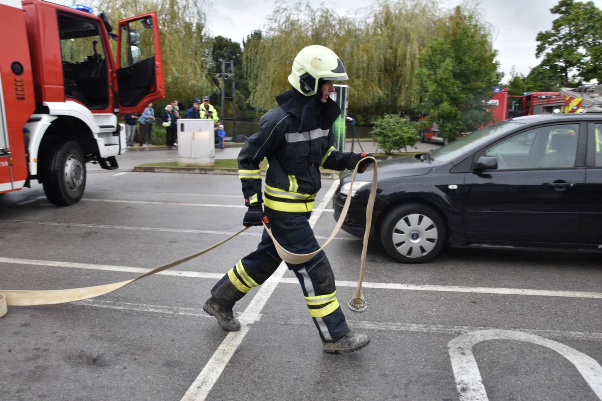 MURSKO SREDIŠĆE Održana uzbudljiva vježba u kojoj su vatrogasci uspješno ugasili požar i spasili unesrećene MURSKO SREDIŠĆE Održana uzbudljiva vježba u kojoj su vatrogasci uspješno ugasili požar i spasili unesrećene