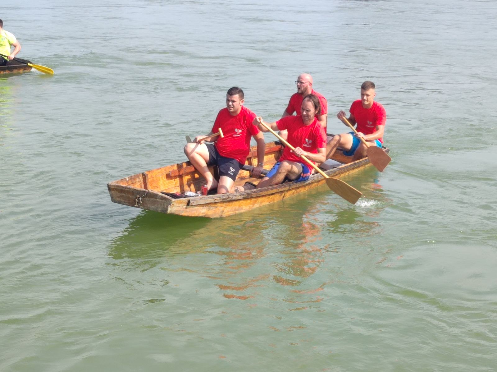 FOTO Pobjednici natjecanja u ekipnom veslanju dravskim čamcima su ekipe ‘Royal transport’ i ‘Fljojsarice’ FOTO Pobjednici natjecanja u ekipnom veslanju dravskim čamcima su ekipe ‘Royal transport’ i ‘Fljojsarice’