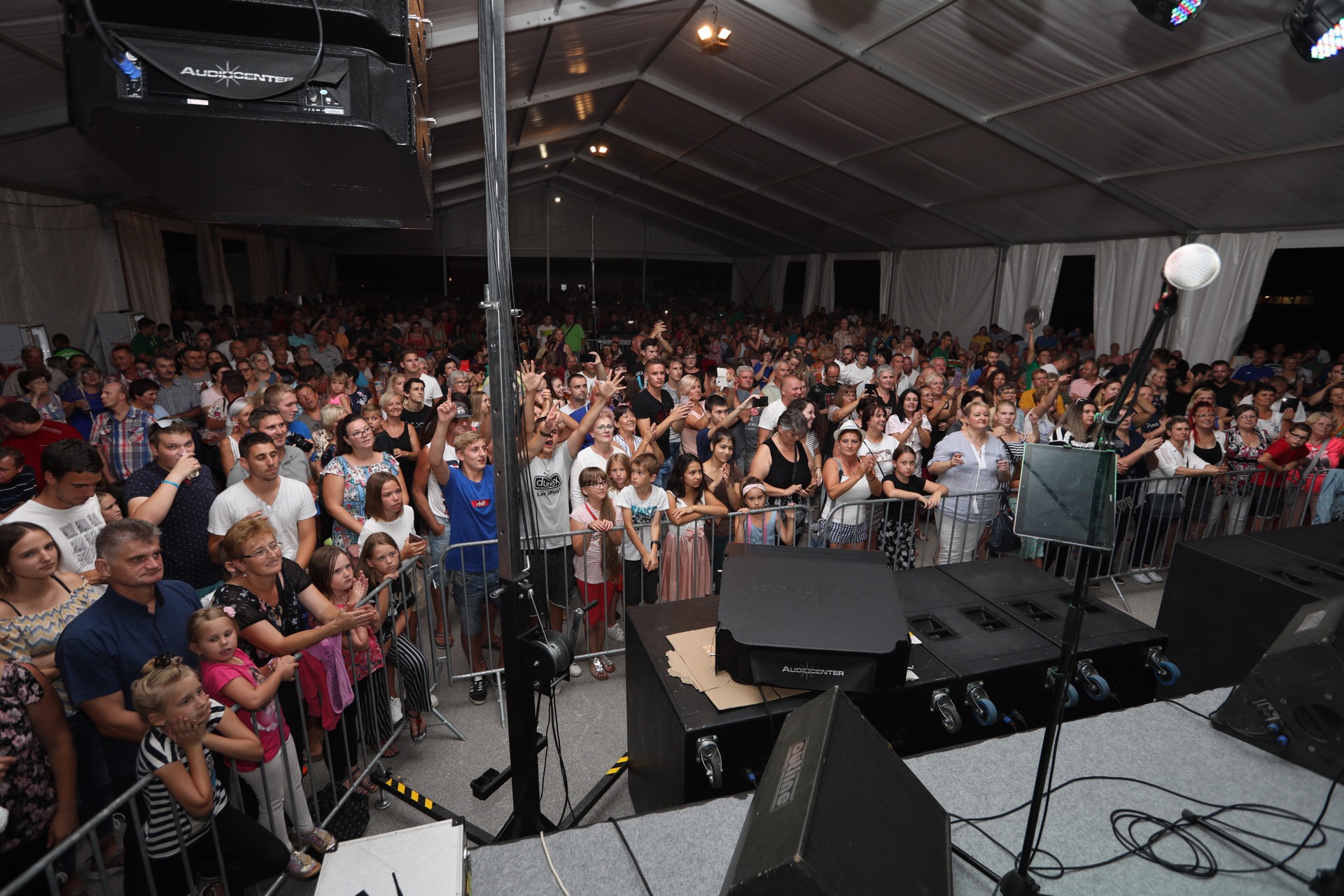 Mladen Grdović ispunio šator u Sv. Martinu na Muri, pjevalo se i plesalo uz njegove hitove Mladen Grdović ispunio šator u Sv. Martinu na Muri, pjevalo se i plesalo uz njegove hitove