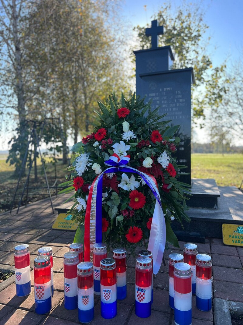 Župani kod spomen obilježja u Jarmini