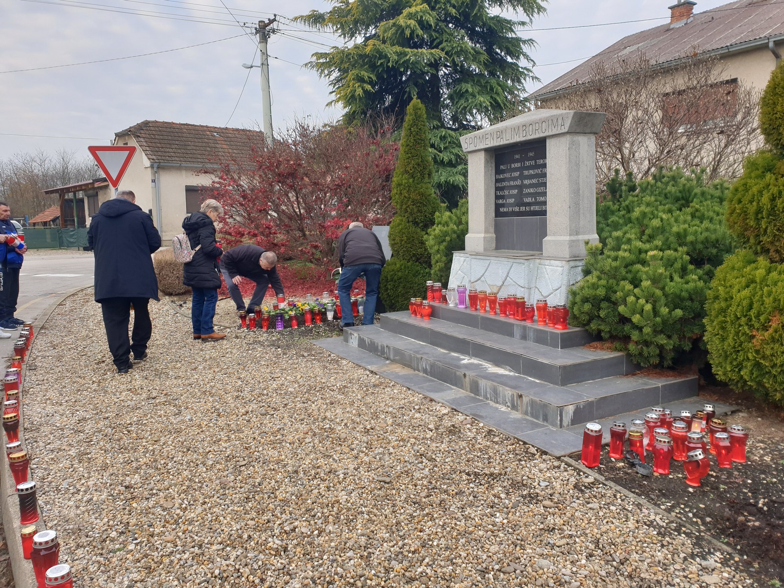 FOTO U Strahonincu obilježen Dan sjećanja, mještani se prisjetili Ivana Hižmana koji je stradao u obrani Vukovara