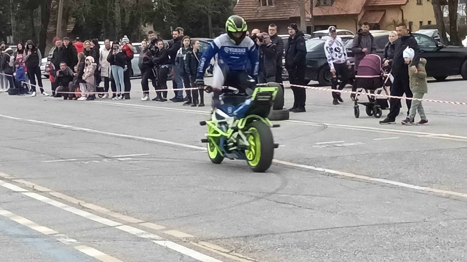FOTO I VIDEO Akrobacije na motorima za malenu Lavu