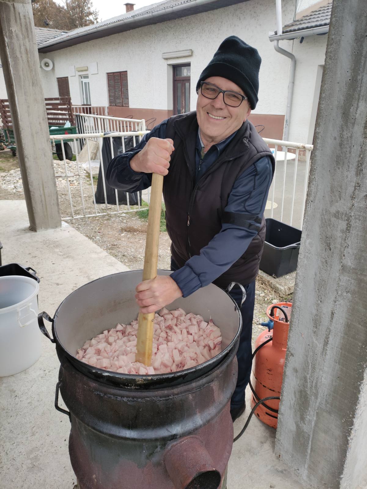 Tradicijsko kolinje okupilo članove kotoripskog Graničara, pripremali razne delicije