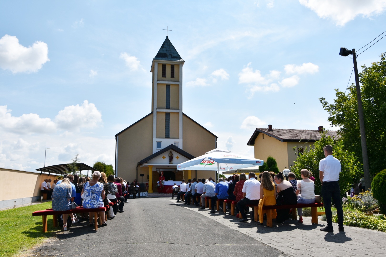 Sveta potvrda u Orehovici: Krizmanicima sakrament podijelio biskup u miru mons. Josip Mrzljak Sveta potvrda u Orehovici: Krizmanicima sakrament podijelio biskup u miru mons. Josip Mrzljak
