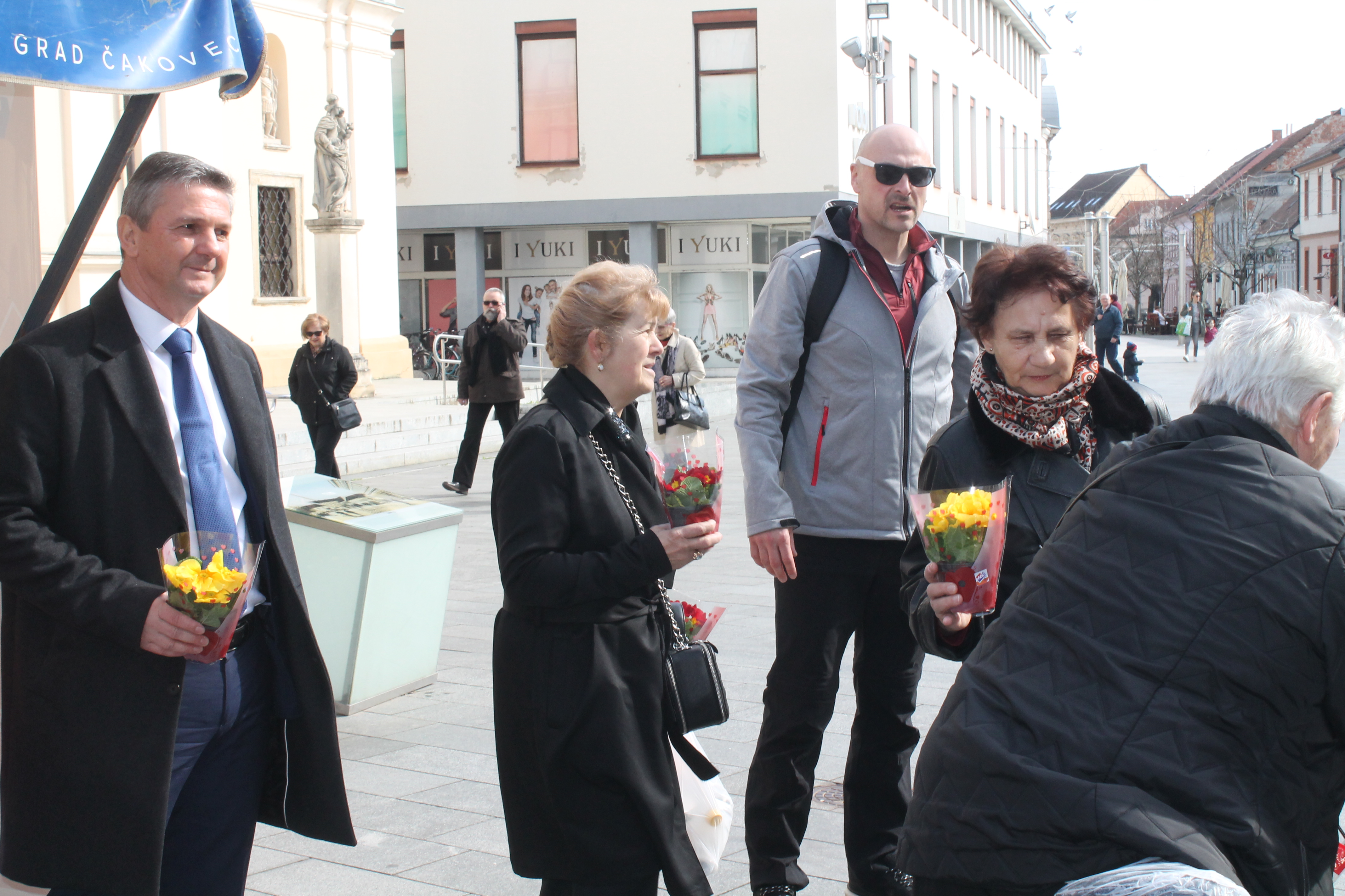 ‘ŽENE, SRETAN VAM VAŠ DAN’ Političari darivali prolaznice gradom