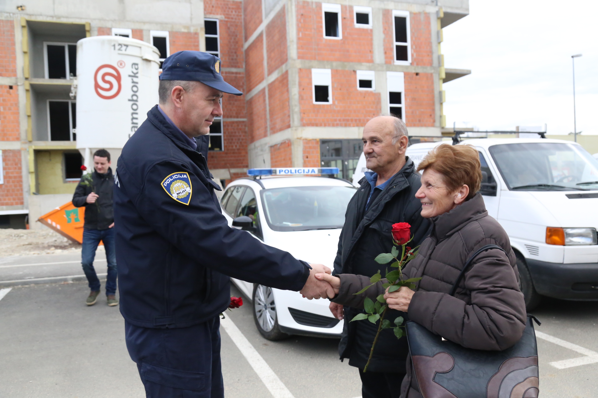Međimurska policija cvijećem nagrađuje žene u prometu