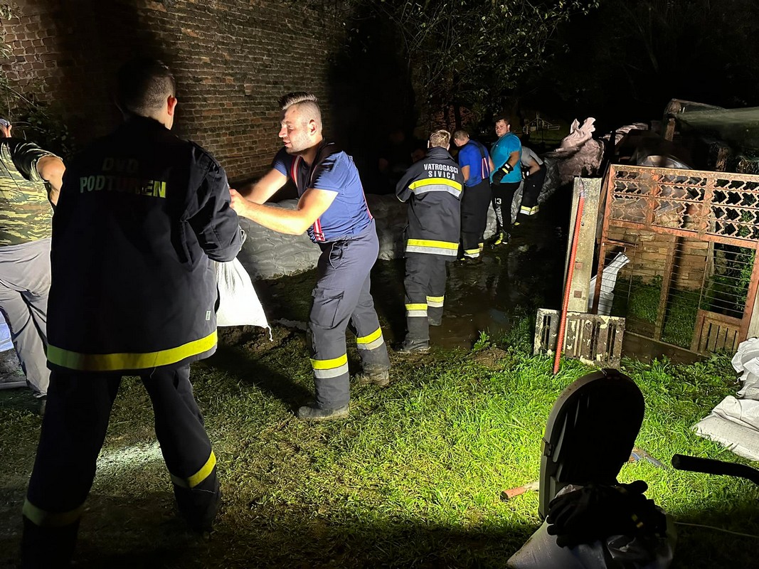 MIKLAVEC DVD Miklavec, DVD Podturen i DVD Sivica zajedničkim snagama gradili nasipe za spas kuća