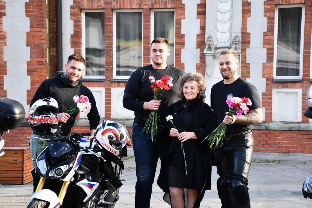 Free riders Pikač u centru Čakovca podjelom karanfila obradovali brojne žene