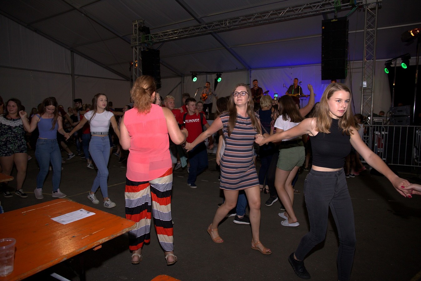 Mejaši rasplesali brojnu publiku u Palovcu