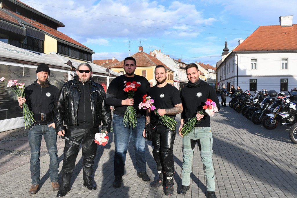 Free riders Pikač u centru Čakovca podjelom karanfila obradovali brojne žene