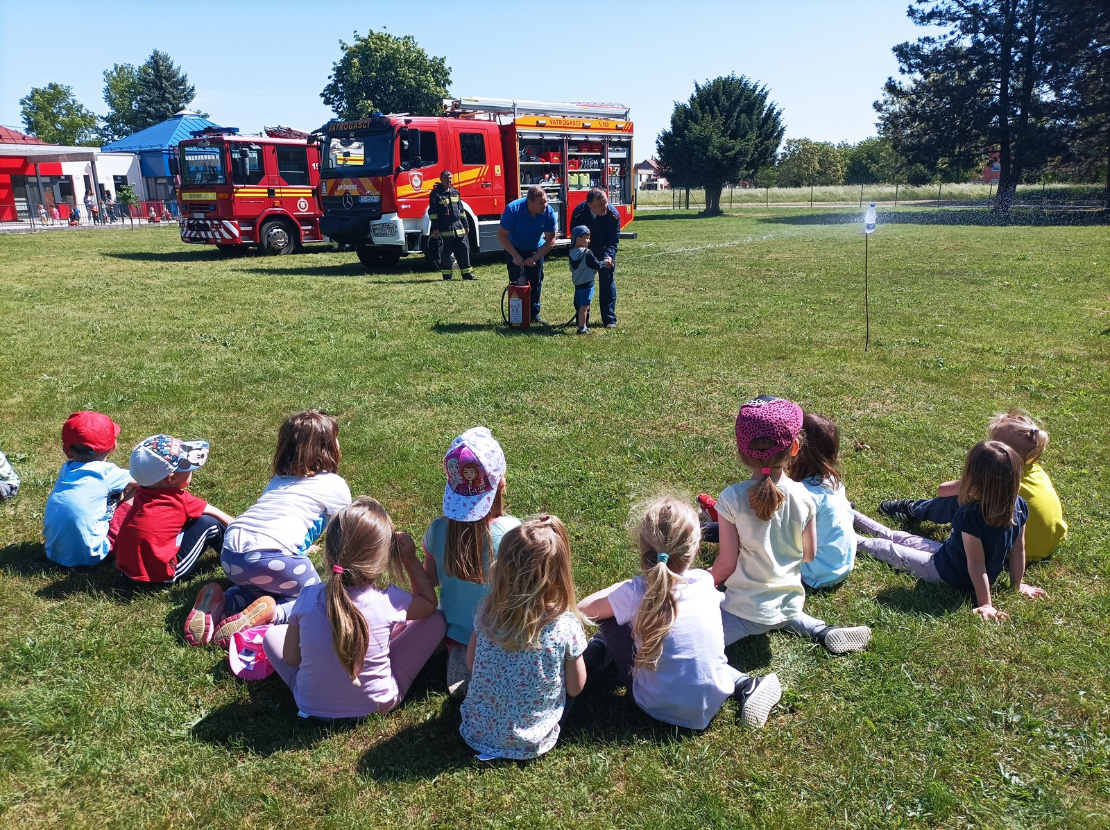 POSJET  VATROGASACA  Povodom Dana grada Čakovca i mjeseca zaštite od požara , 19.5.2022., vrtić Maslačak posjetili su vatrogasci Dvd-a Pustakovec – Buzovec – Putjane s dva vatrogasna vozila. Predsjednik VZ grada Čakovca, g. Mario Medved djeci je objasnio