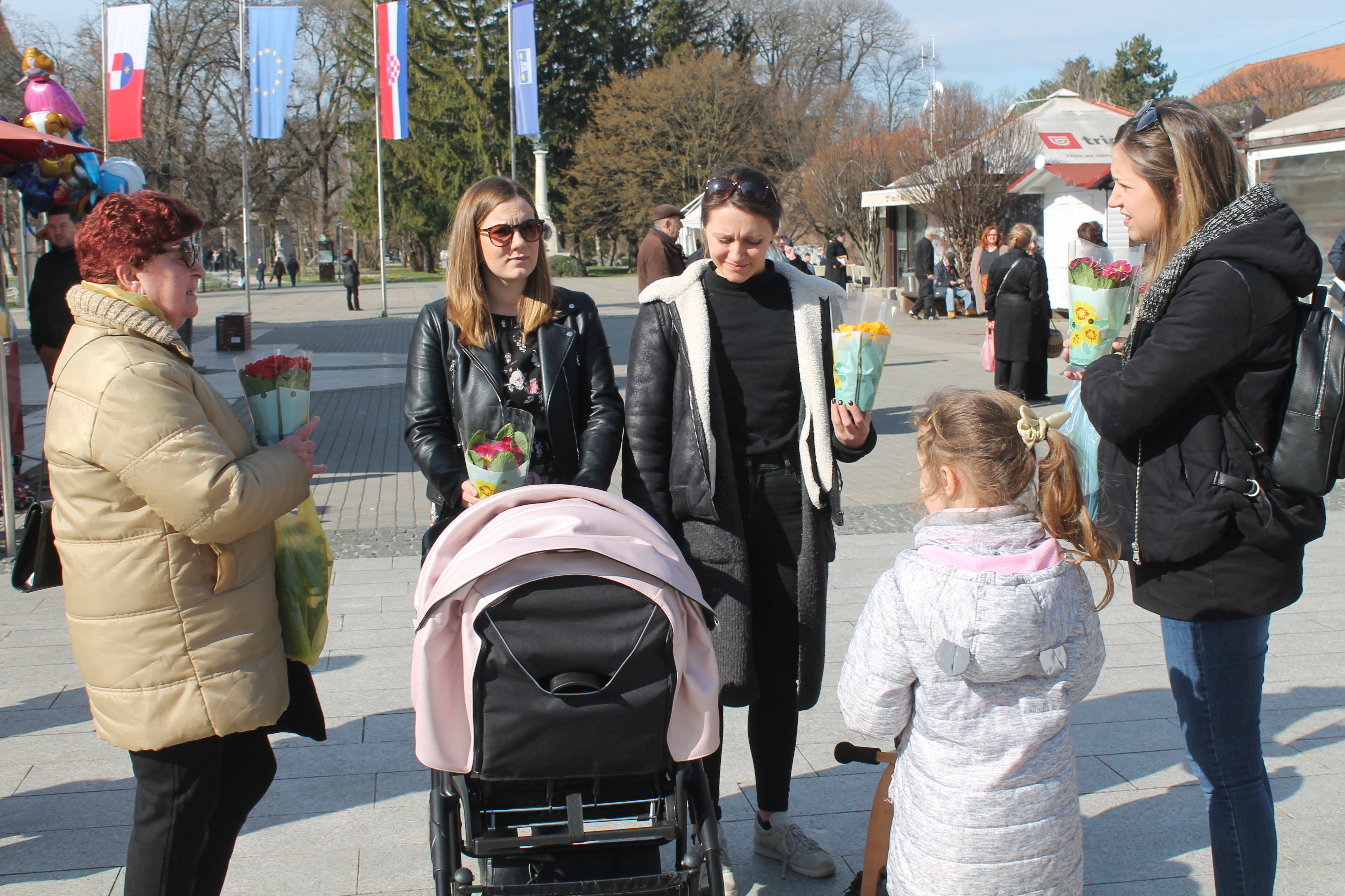 ‘ŽENE, SRETAN VAM VAŠ DAN’ Političari darivali prolaznice gradom