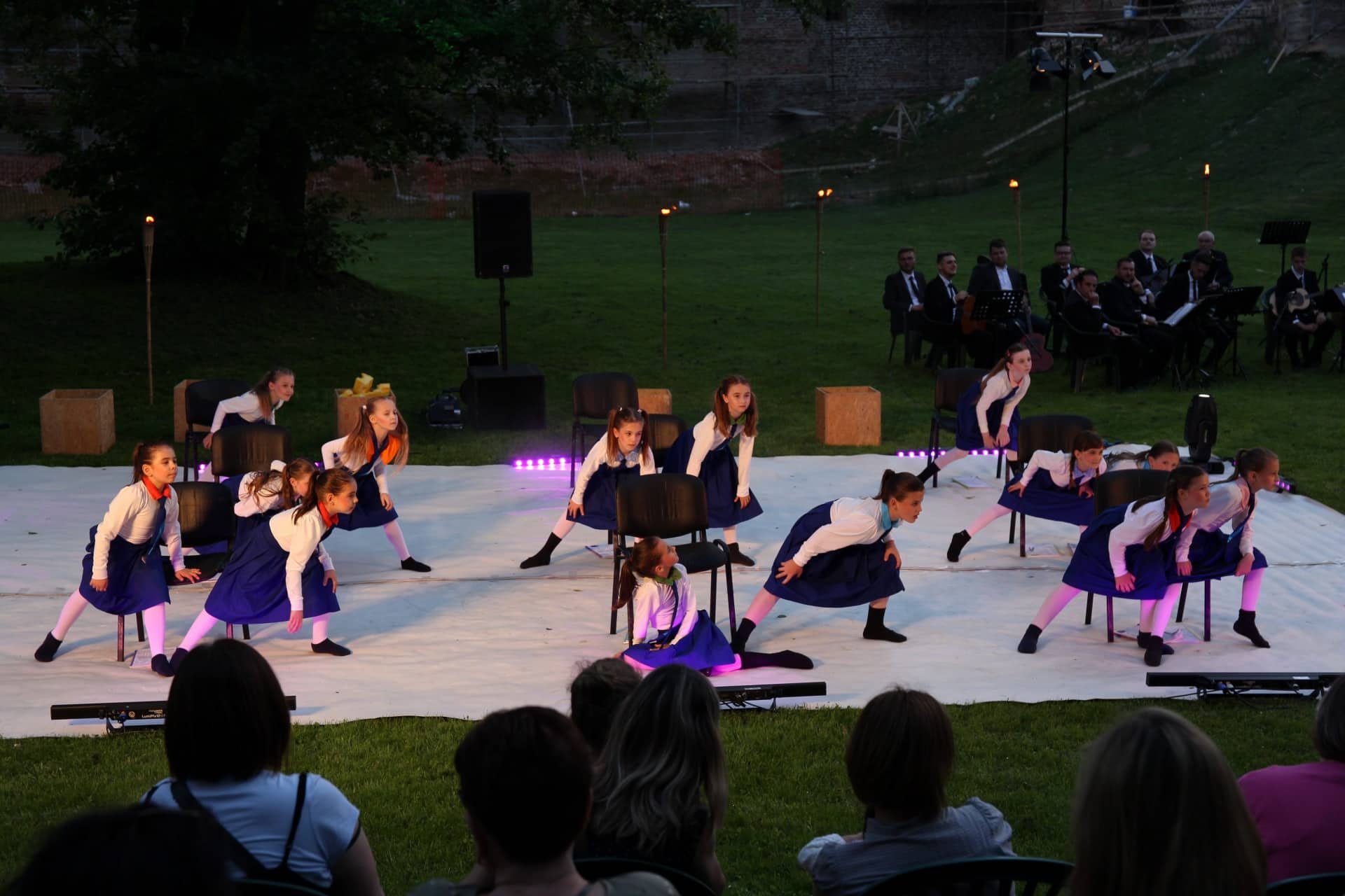 Predstava ‘Na dlanu jezera’ u lijepom ambijentu jezera podno zidina Starog grada