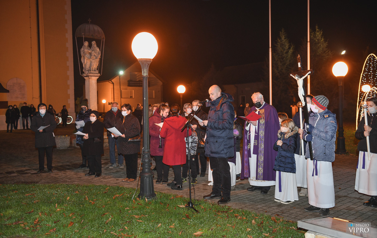 Prva svijeća, svijeća nade, upaljena na adventskom vijencu u Prelogu