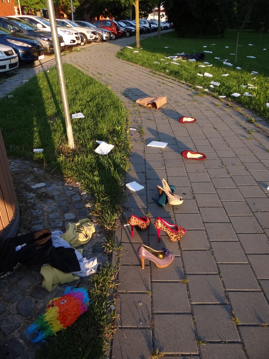 FOTO Ružni prizori: Stanare u Zajčevoj ulici u Čakovcu ujutro dočekala hrpa smeća