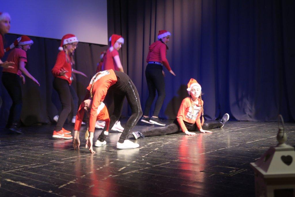 SV. NIKOLA U KOTORIBI Stotinjak mališana dočekalo omiljenog sveca