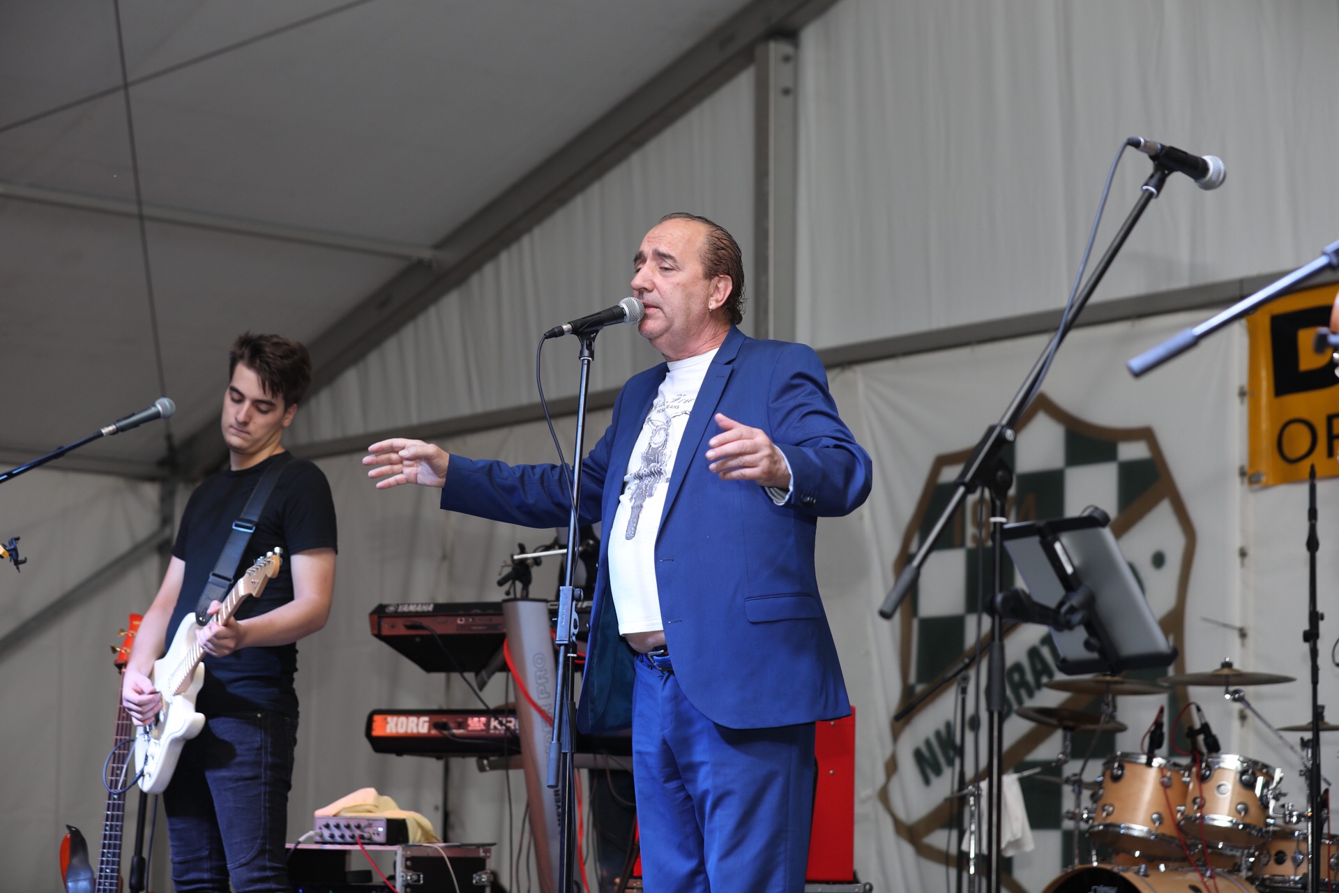 Mladen Grdović ispunio šator u Sv. Martinu na Muri, pjevalo se i plesalo uz njegove hitove Mladen Grdović ispunio šator u Sv. Martinu na Muri, pjevalo se i plesalo uz njegove hitove