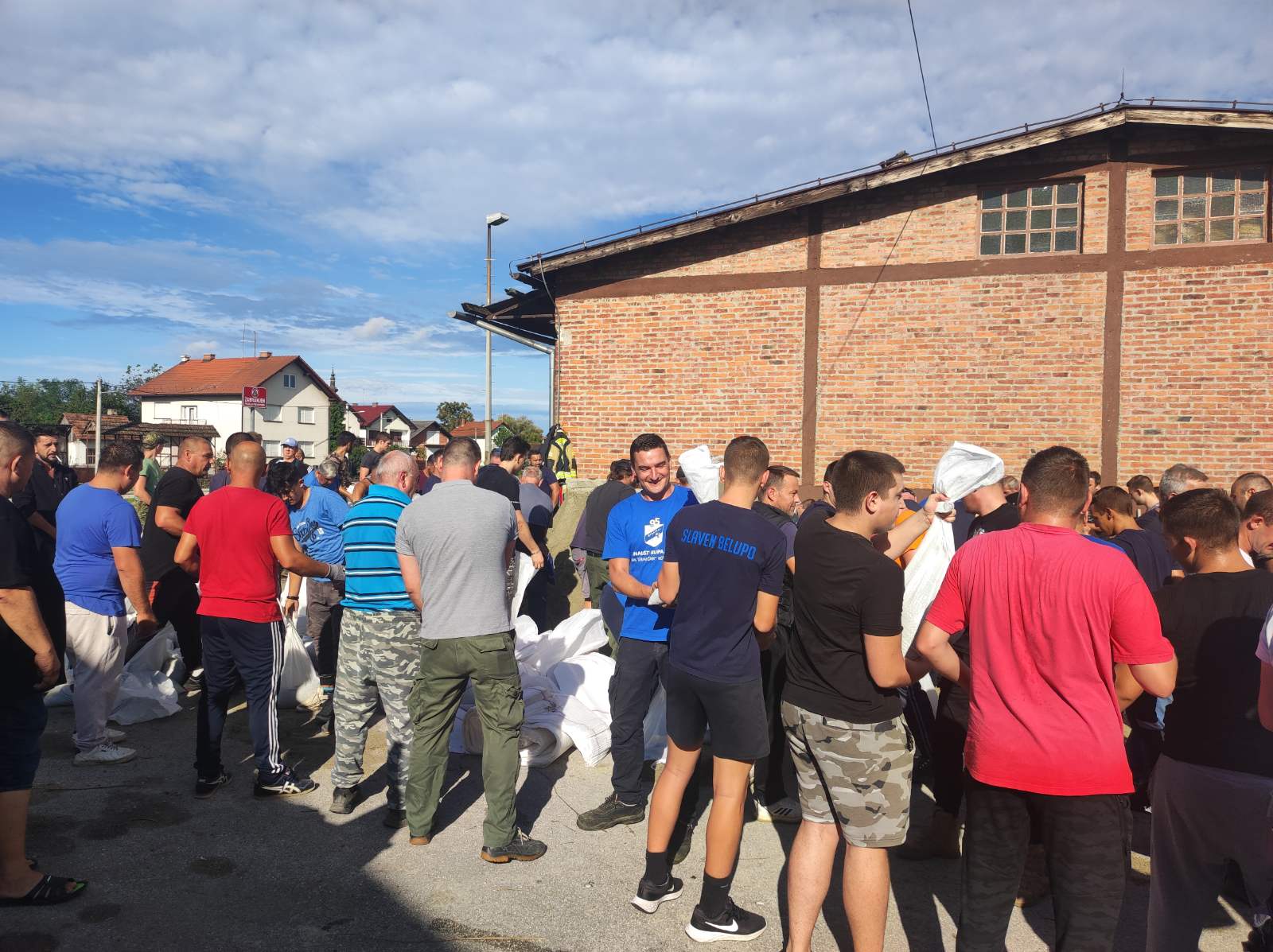 UJEDINILI SE Mještani Kotoribe pokazali koliko su moćni dok ih je više!