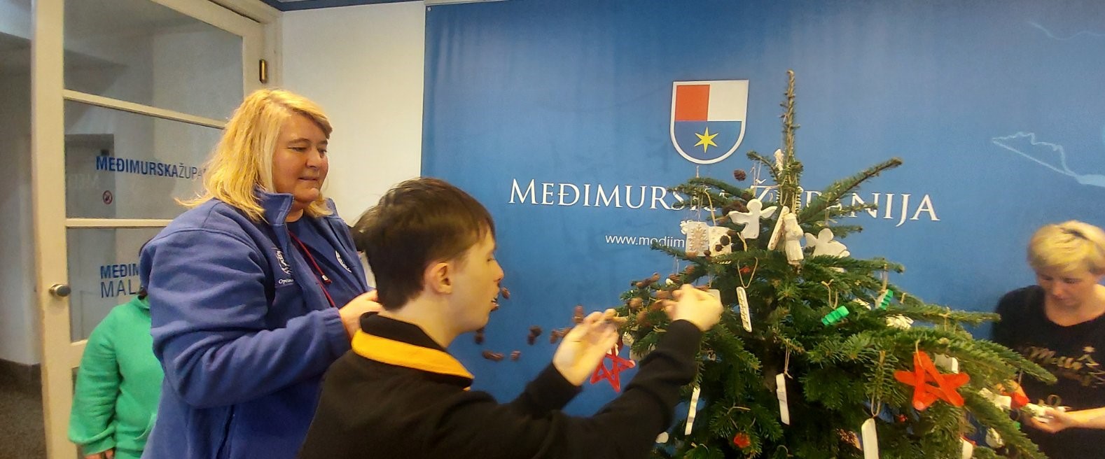 DAN ZA PAMĆENJE Djeca iz udruge za sindrom Down upoznala župana Posavca i zajedno s njim okitila bor DAN ZA PAMĆENJE Djeca iz udruge za sindrom Down upoznala župana Posavca i zajedno s njim okitila bor