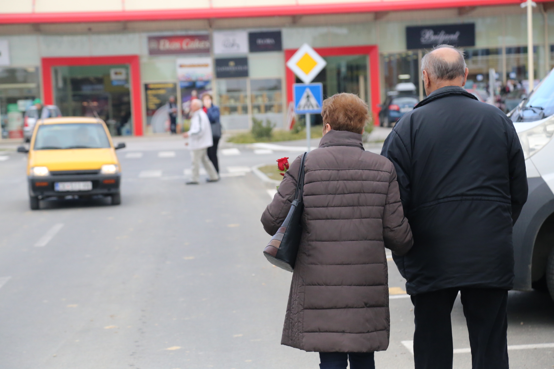 Međimurska policija cvijećem nagrađuje žene u prometu