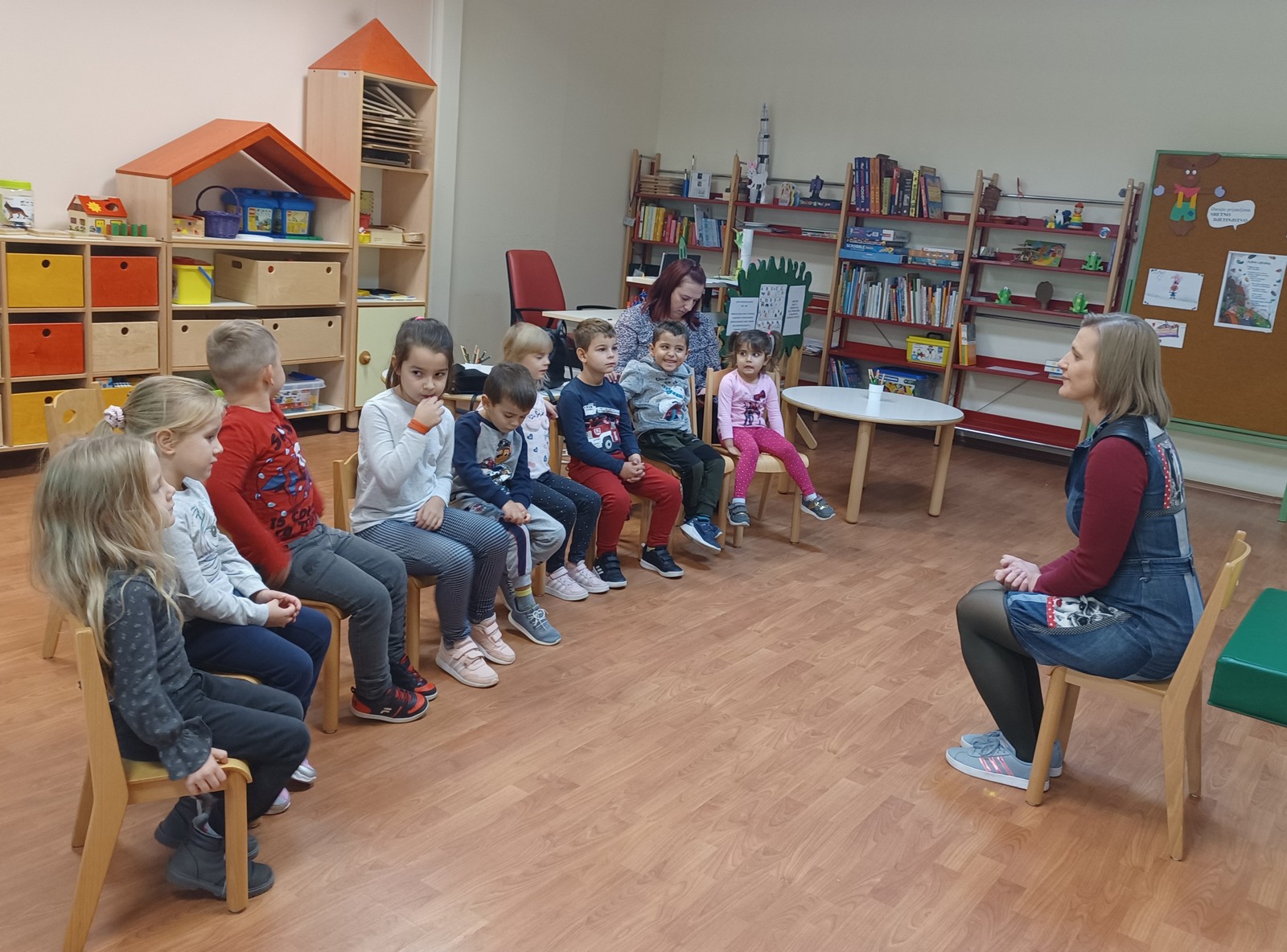 DJEČJI VRTIĆ BELICA POVODOM  MJESECA HRVATSKE KNJIGE Povodom Mjeseca hrvatske knjige naši su vrtićarci- skupina Leptirići i Cvjetići posjetili Knjižnicu i čitaonicu “Nikola Zrinski” u Čakovcu. Uz pomoć i stručno vodstvo naše domaćice, knjižničarke Helene