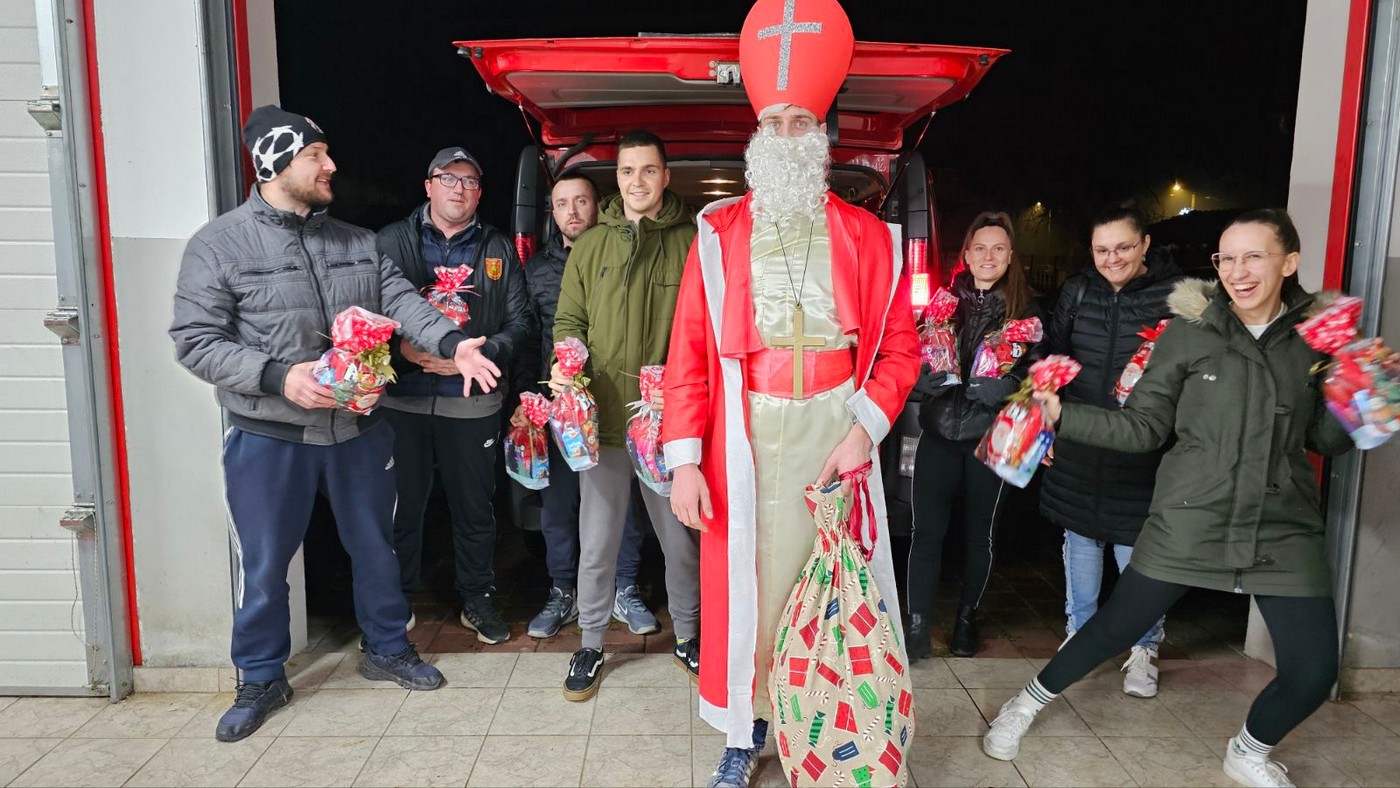 KNEZOVEC Sveti Nikola posjetio i darivao dječicu, ali i mještane