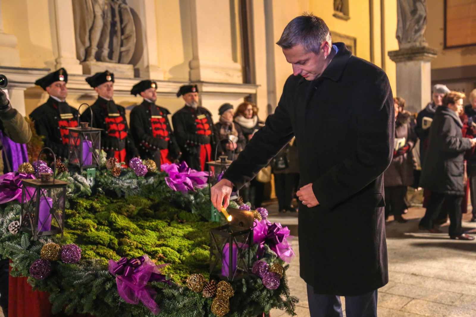 Upaljena prva adventska svijeća u Čakovcu: Predivna rasvjeta zasjala gradom