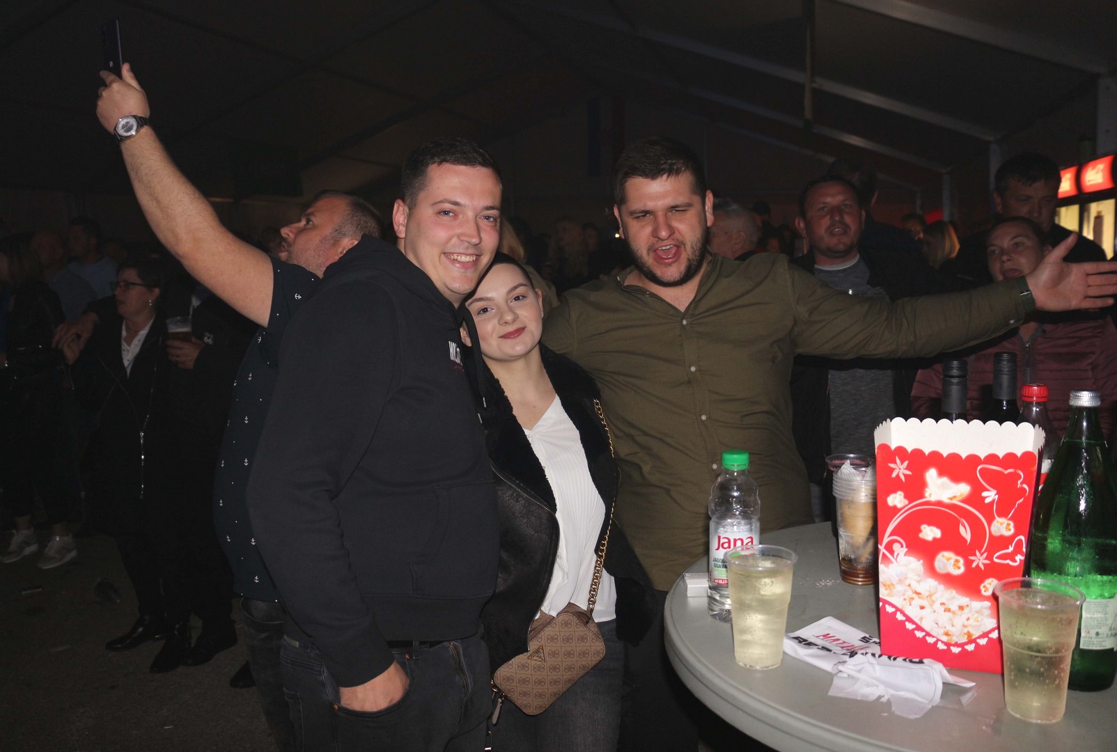 Raspjevana atmosfera u Šampionu na koncertu Zlatka Pejakovića