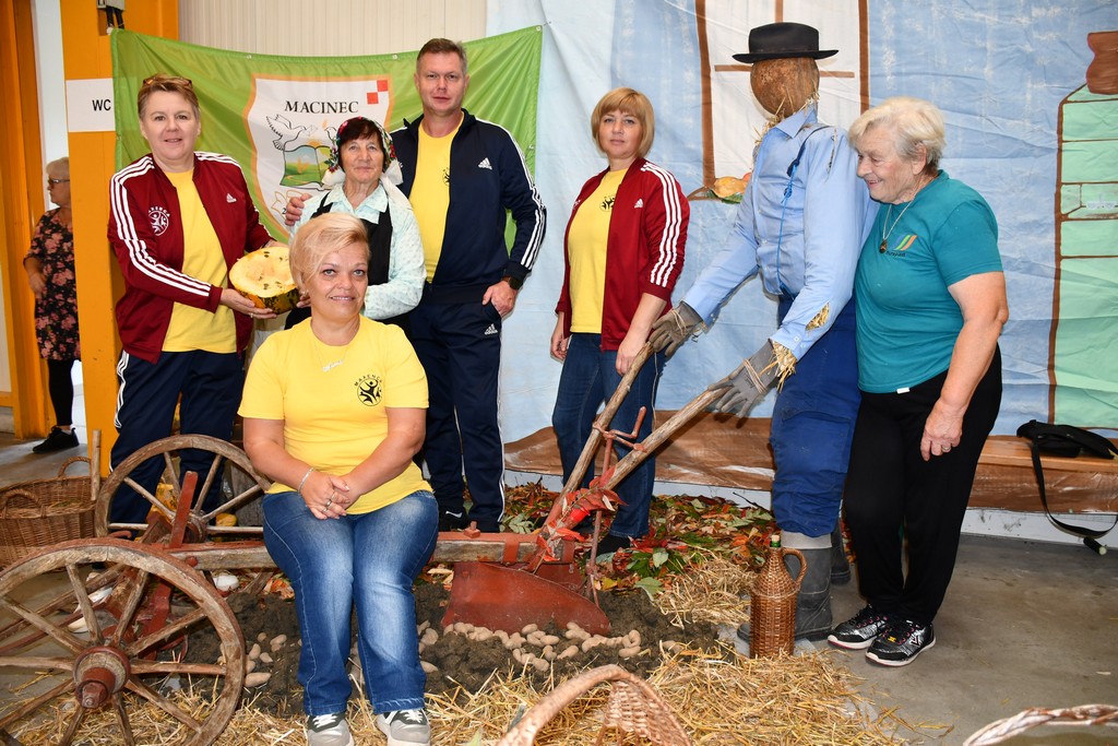 PROSLAVA JESENI Brojni zaljubljenici u kulturnu baštinu i tradiciju našega kraja okupili se na Danima zahvalnosti za plodove zemlje PROSLAVA JESENI Brojni zaljubljenici u kulturnu baštinu i tradiciju našega kraja okupili se na Danima zahvalnosti za plodove zemlje