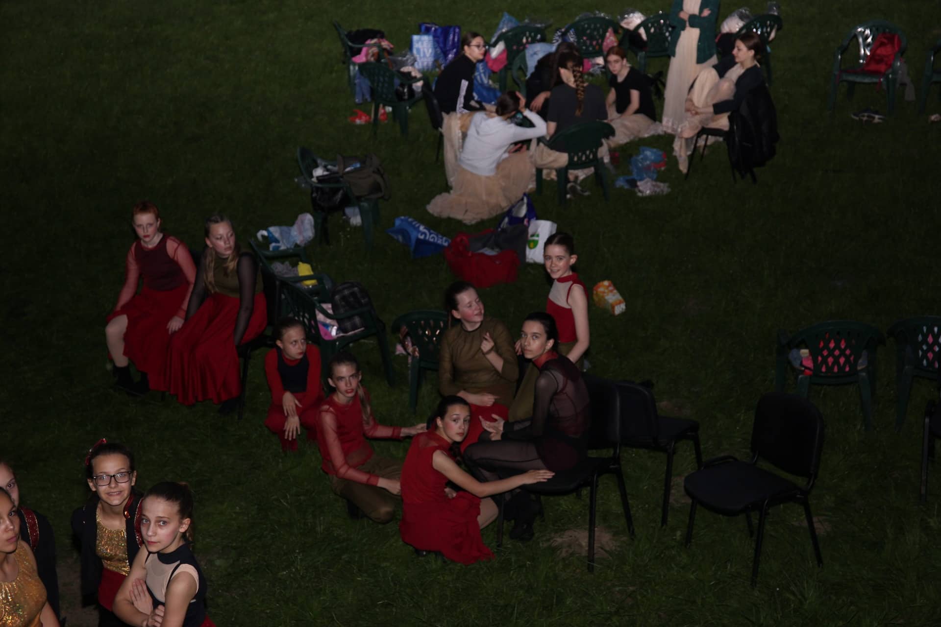 Predstava ‘Na dlanu jezera’ u lijepom ambijentu jezera podno zidina Starog grada