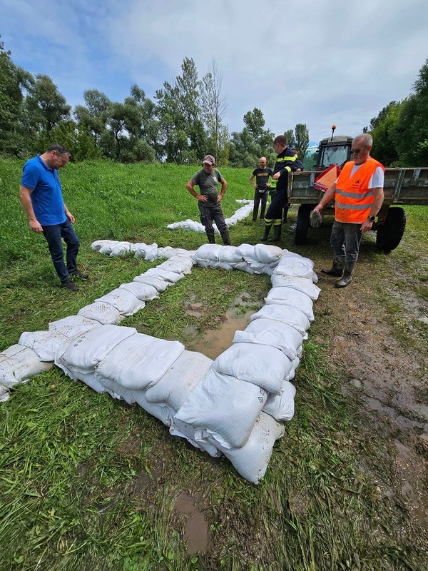 FOTO Napravljen je obilazak cijelog nasipa i dalje nema opasnosti za Goričan FOTO Napravljen je obilazak cijelog nasipa i dalje nema opasnosti za Goričan