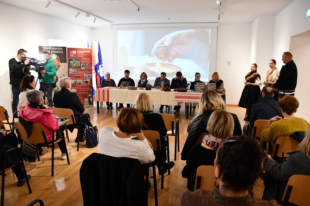 ČRNE PISANICE Predstavljeno umijeće izrade črnih pisanica, novozaštićeno nematerijalno dobro Međimurja ČRNE PISANICE Predstavljeno umijeće izrade črnih pisanica, novozaštićeno nematerijalno dobro Međimurja