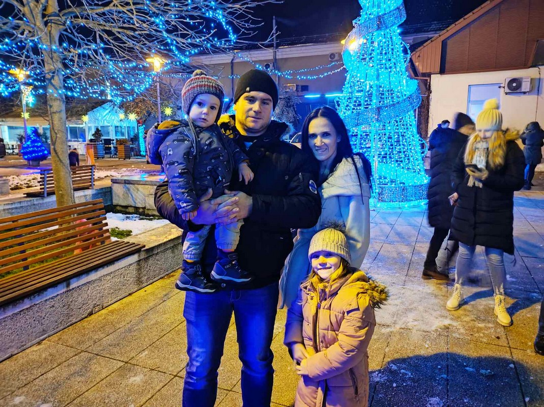 VIDEO/FOTO Bend Tragovi su ugrijali publiku na Adventskoj čaroliji u Prelogu!