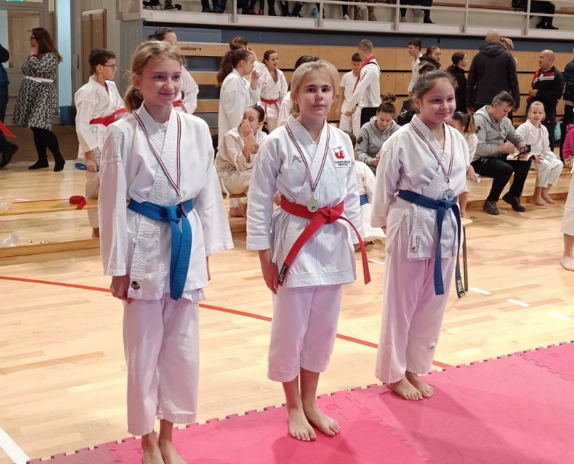 KC ŠENKOVEC Karatistice i karatisti na natjecanju u Đurđevcu pomeli konkurenciju i vratili se s puno osvojenih medalja!