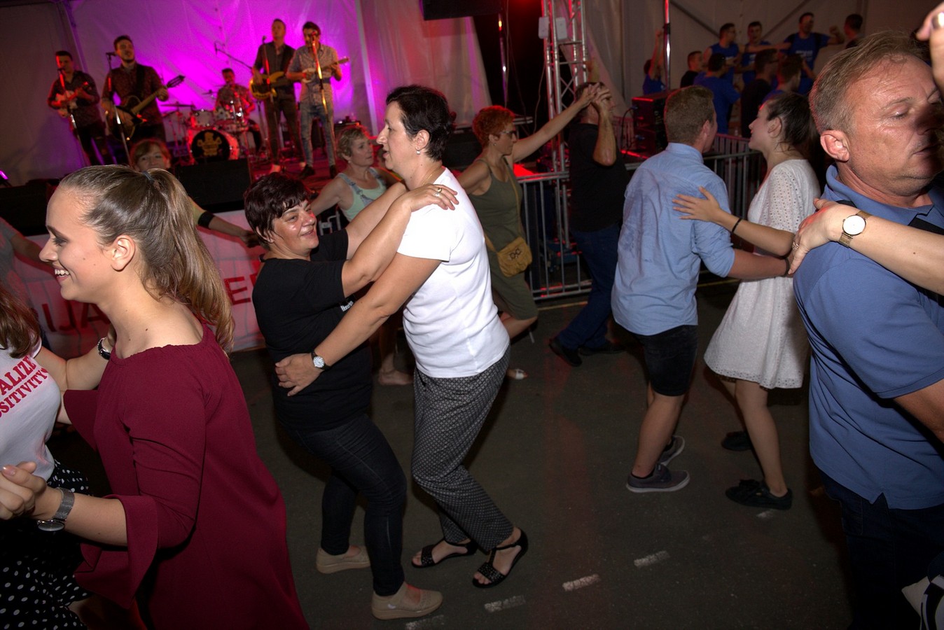 Mejaši rasplesali brojnu publiku u Palovcu