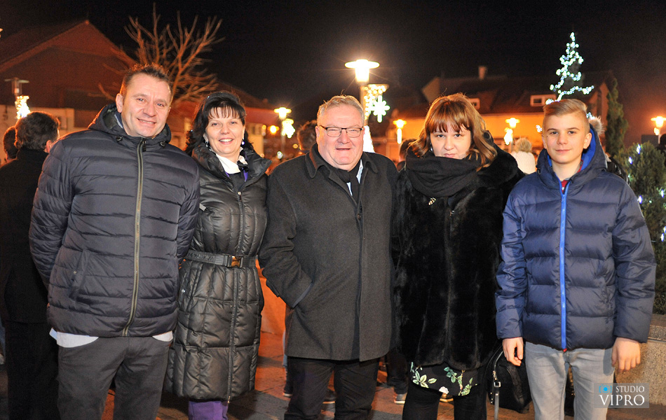 Doček u Prelogu uz vatromet, taktove valcera, šampanjac i kuhano vino