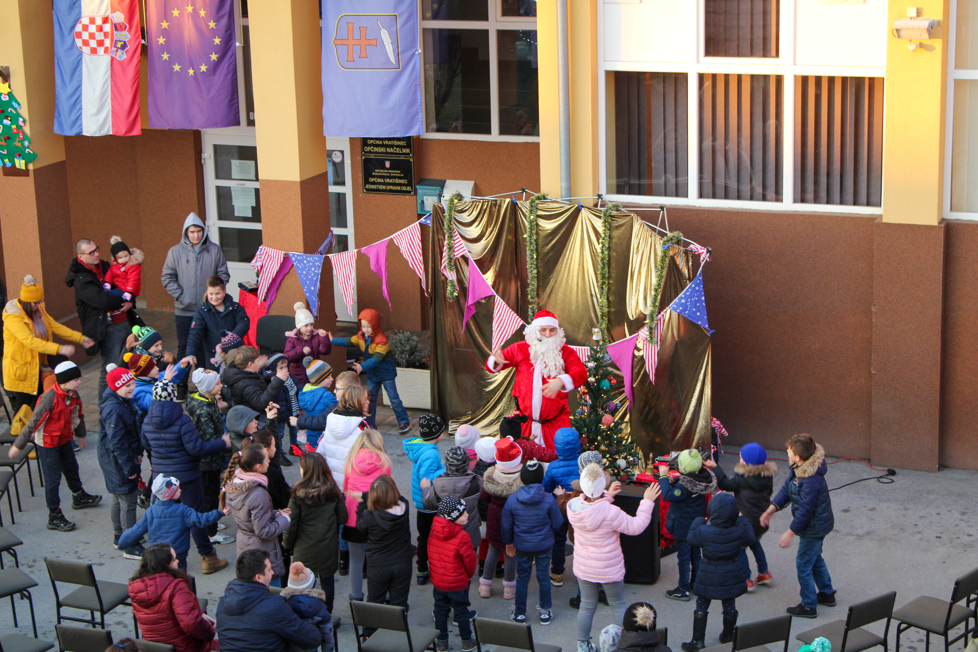 Djed Božićnjak posjetio Vratišinec