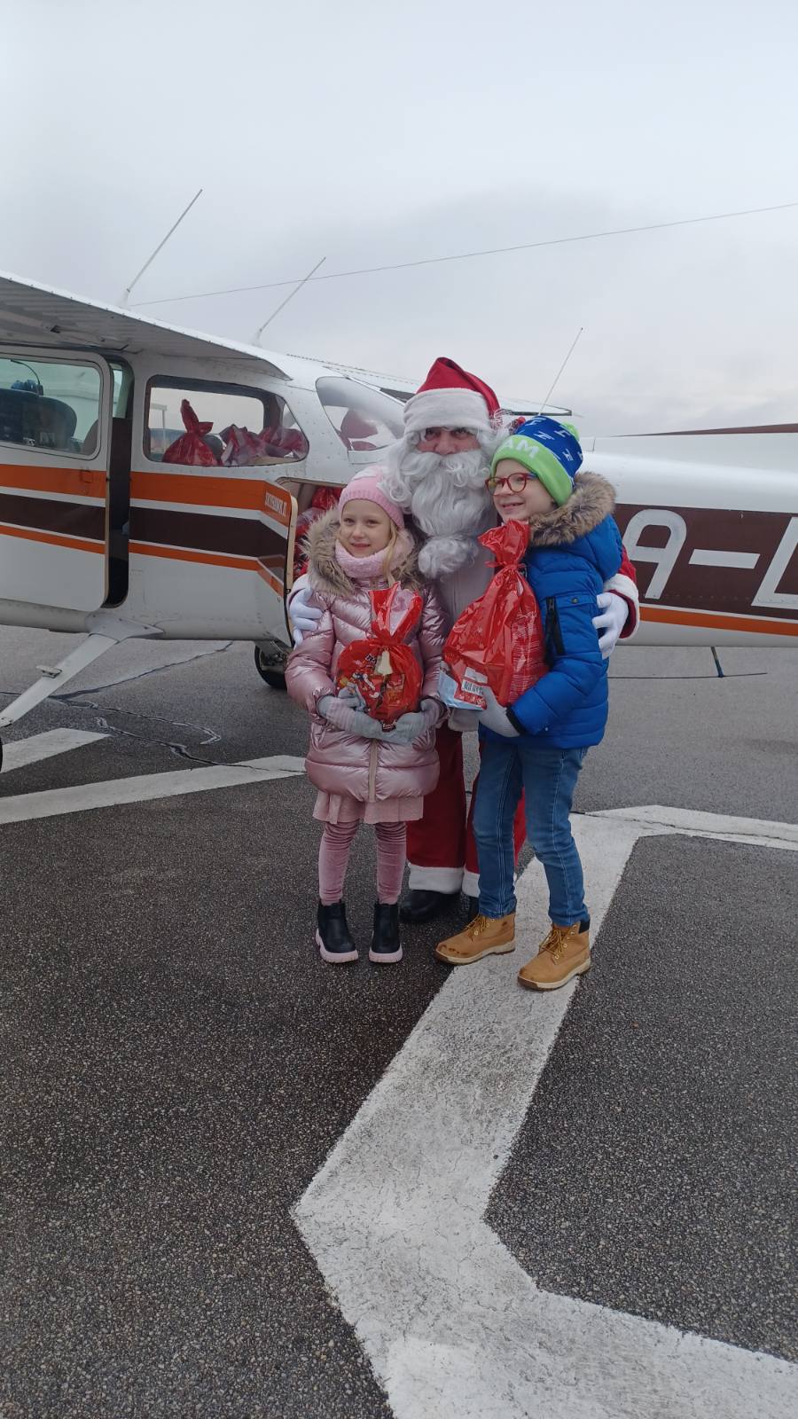 FOTO/VIDEO Djedu Božićnjaku na putu za Pribislavec pokvarile se saonice, no pronašao je rješenje – stigao avionom FOTO/VIDEO Djedu Božićnjaku na putu za Pribislavec pokvarile se saonice, no pronašao je rješenje – stigao avionom