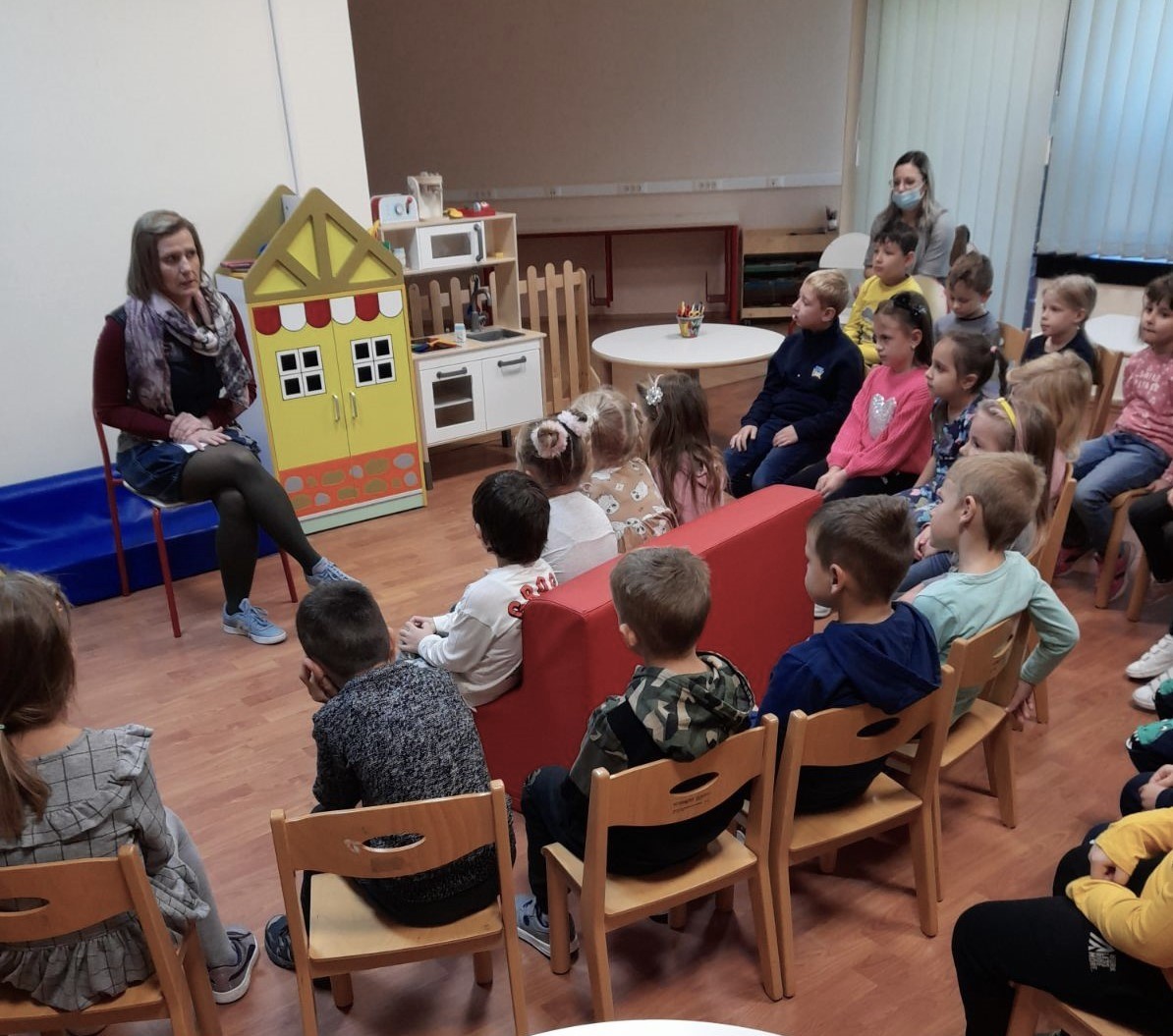 DJEČJI VRTIĆ BELICA POVODOM  MJESECA HRVATSKE KNJIGE Povodom Mjeseca hrvatske knjige naši su vrtićarci- skupina Leptirići i Cvjetići posjetili Knjižnicu i čitaonicu “Nikola Zrinski” u Čakovcu. Uz pomoć i stručno vodstvo naše domaćice, knjižničarke Helene