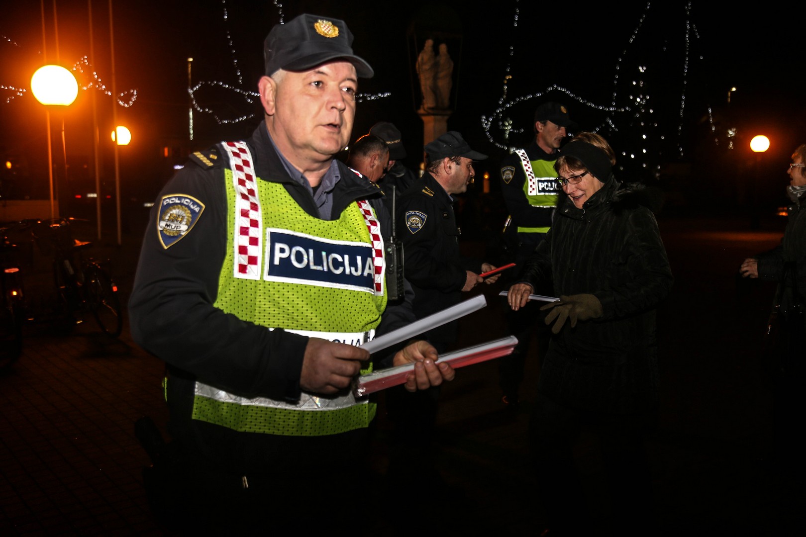 Policija u Prelogu vjernicima na izlasku iz crkve dijelila reflektirajuće materijale