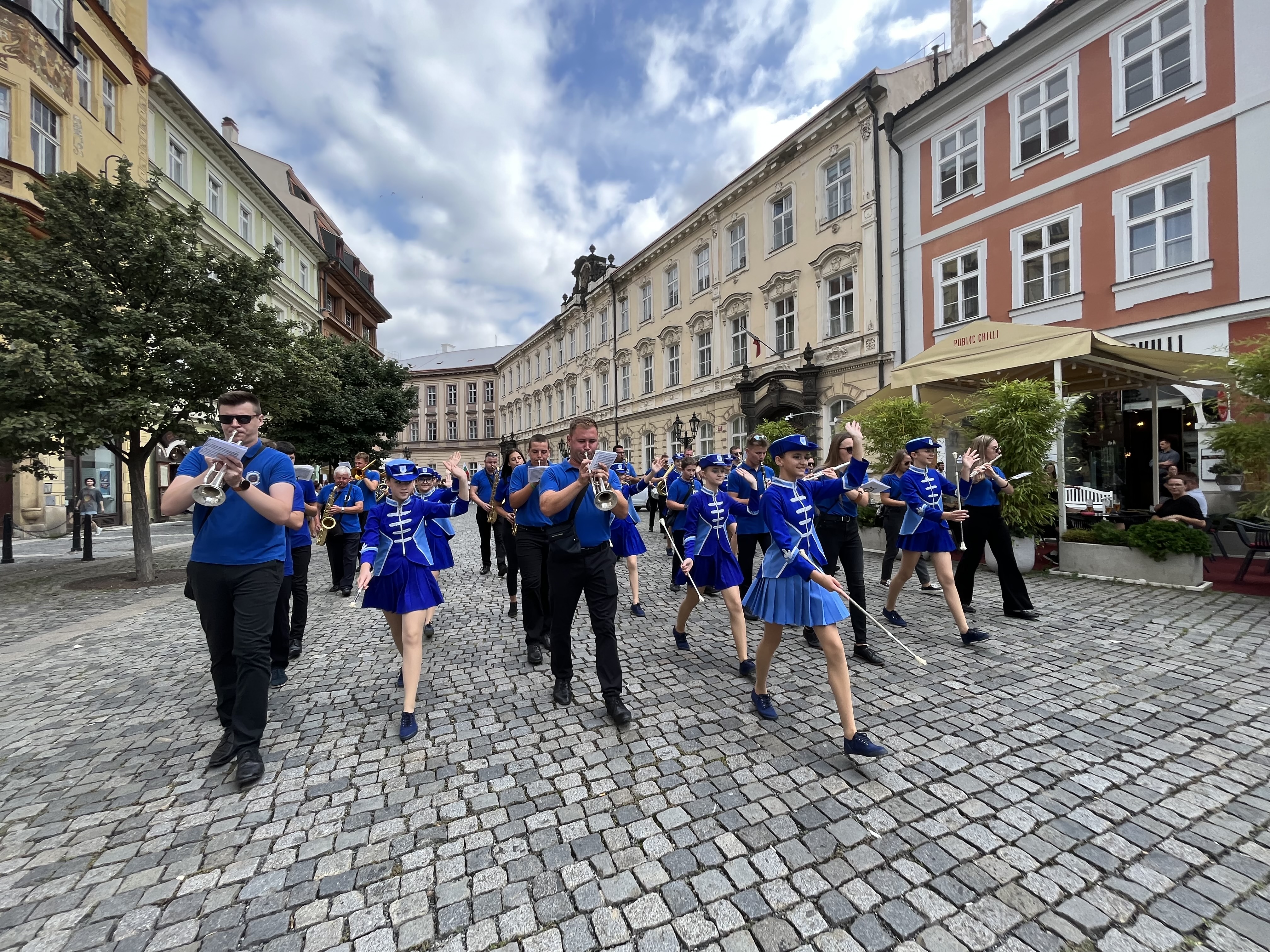 PUT U PRAG Mažoretkinje i puhački orkestar Male Subotice briljirali na Međunarodnom festivalu