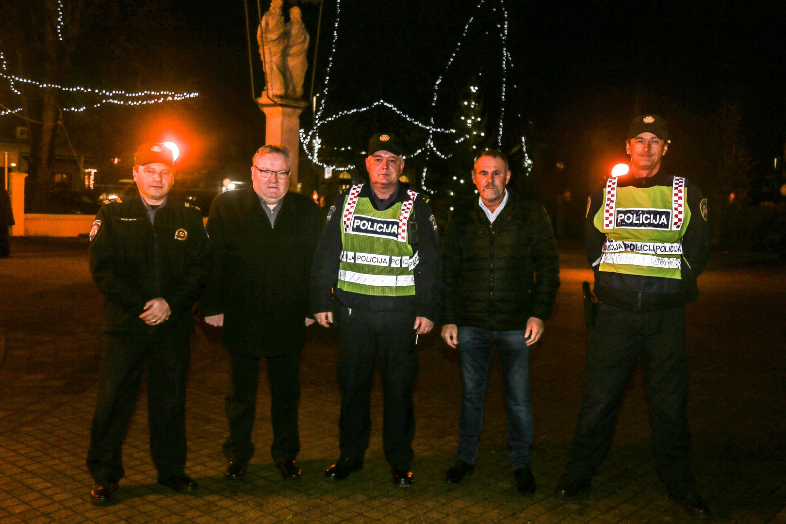 Policija u Prelogu vjernicima na izlasku iz crkve dijelila reflektirajuće materijale