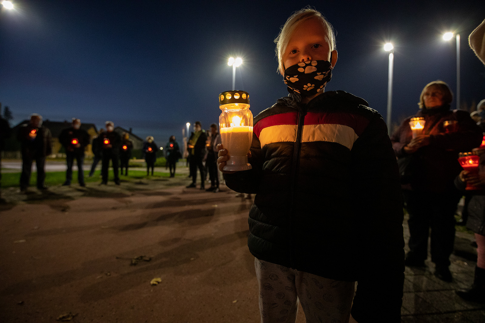 SJEĆANJE NA GRAD HEROJ Svijećama i lampionima okružili zeleni otok u Prelogu