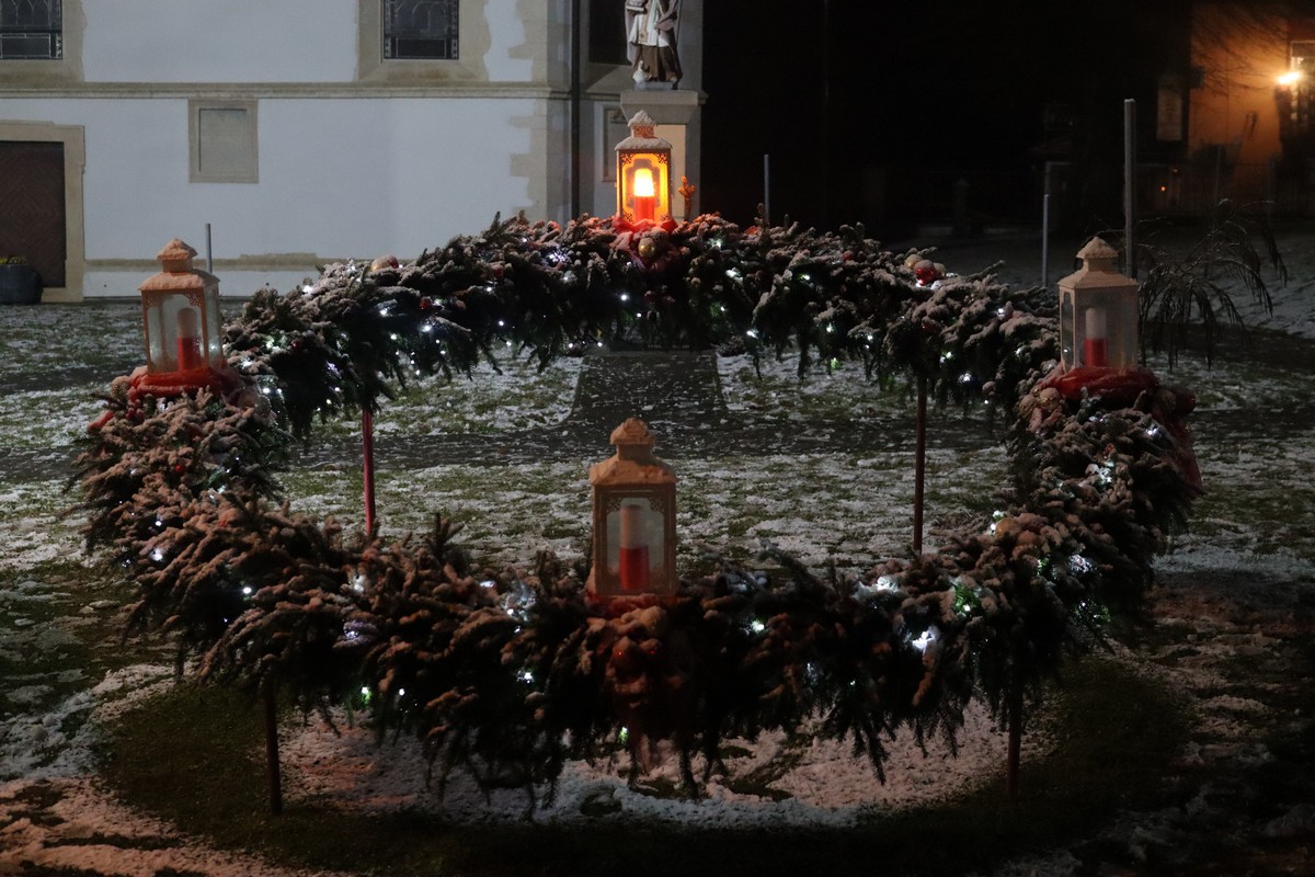 SVETI MARTIN NA MURI Paljenjem prve adventske svijeće započelo je najradosnije doba u godini