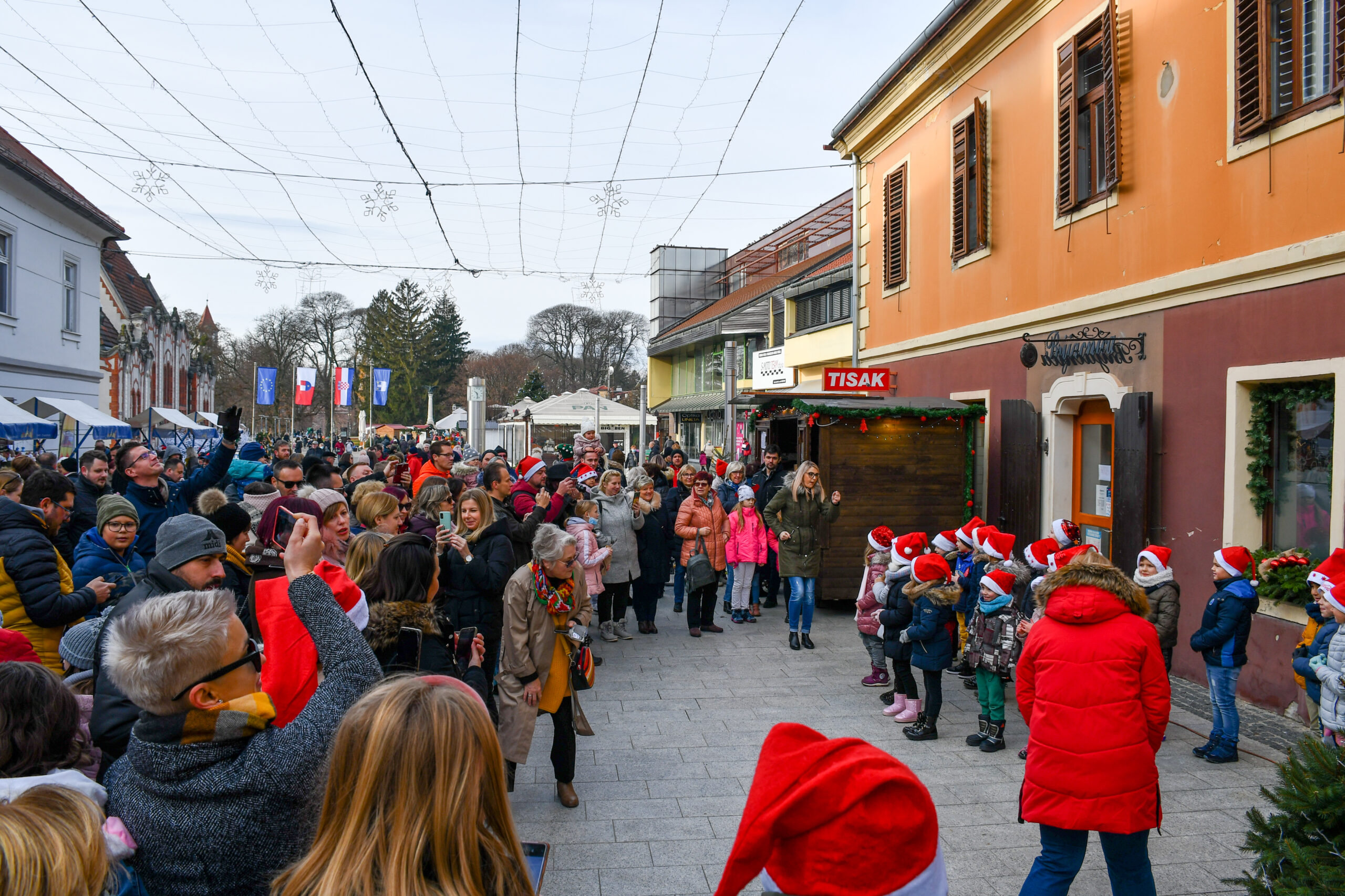 BOŽIĆNA BAJKA U ČAKOVCU Advent u gradu Zrinskih uz veliko klizalište i Gastro rutu bogatu nagradama! BOŽIĆNA BAJKA U ČAKOVCU Advent u gradu Zrinskih uz veliko klizalište i Gastro rutu bogatu nagradama!