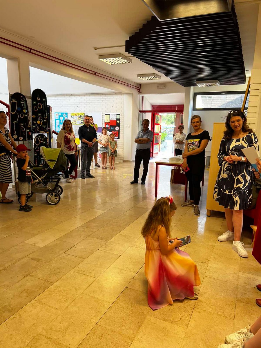DJECA ZA DJECU Mališani izradili nakit pa novcem od prodaje kupili prijateljicama iz Ukrajine poklone