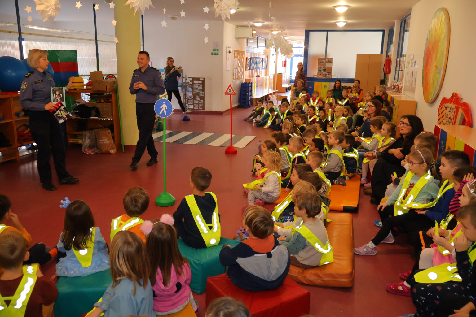 Mališani u Dječjem vrtiću Cipelica učili prometna pravila