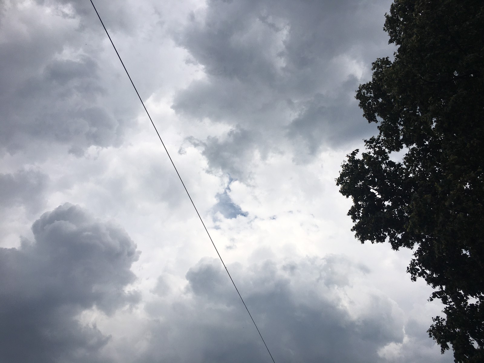 PROLOM OBLAKA Sve nas iznenadilo: U tren oka zamračilo se Međimurje, pada kiša, snažno grmi… PROLOM OBLAKA Sve nas iznenadilo: U tren oka zamračilo se Međimurje, pada kiša, snažno grmi…