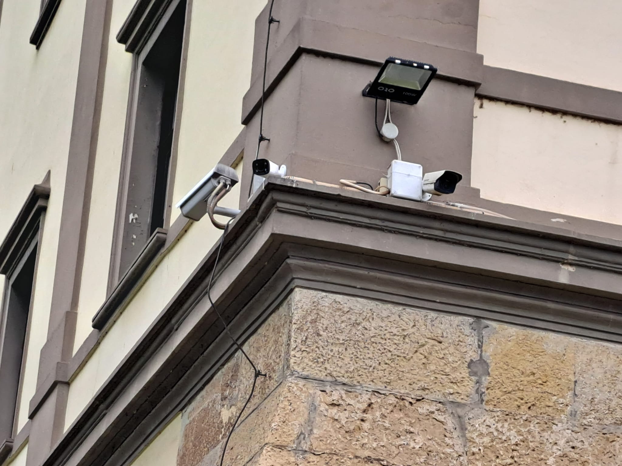 Uklanjaju se grafiti s južne kule Starog grada u Čakovcu, postavljen i video nadzor