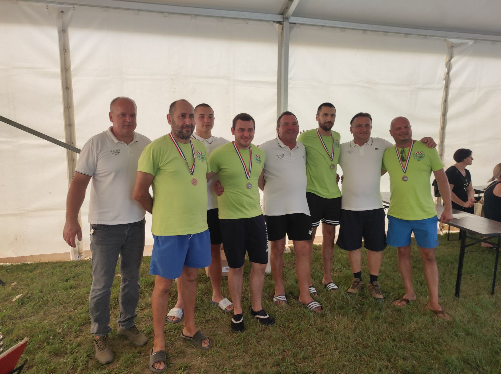 FOTO Pobjednici natjecanja u ekipnom veslanju dravskim čamcima su ekipe ‘Royal transport’ i ‘Fljojsarice’ FOTO Pobjednici natjecanja u ekipnom veslanju dravskim čamcima su ekipe ‘Royal transport’ i ‘Fljojsarice’